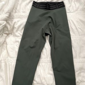 Good American - The Icon crop legging in olive green. Size XS or 0.